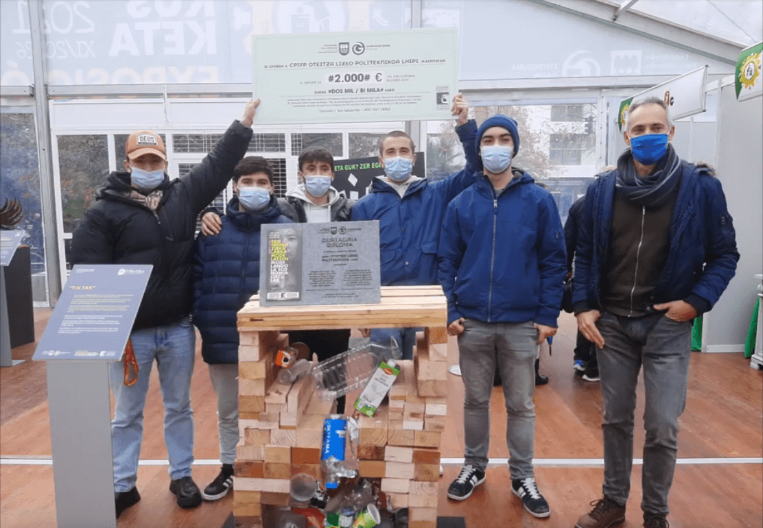 Aurten 1. Diseinuko ERIK ALDABALDETRECU, JUAN ARAOLAZA, CARLOS INCERA, OIER MARTINEZ eta IKER MORENOk “Ekonomia Zirkularra Modelatzen” eskultura lehiaketan parte hartu dute eta eta 2.000 euroko saria jaso dute.