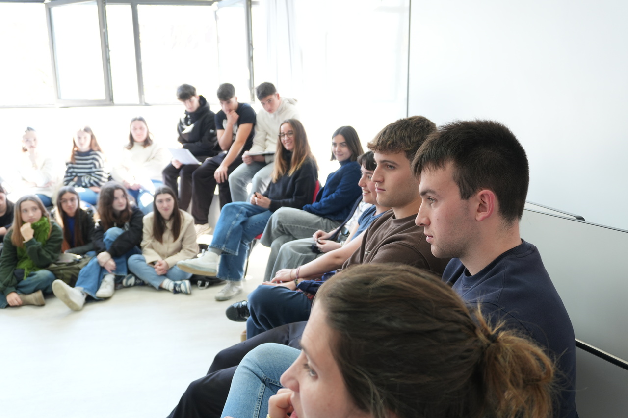 Ikasle ohiak beren bizipenak azaltzen