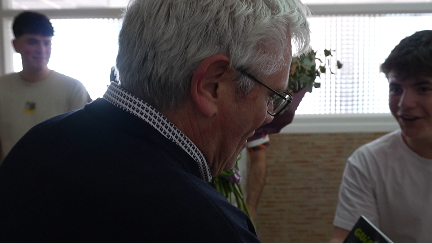 Ikasleek opari ederra egin zioten bere azken klase egunean