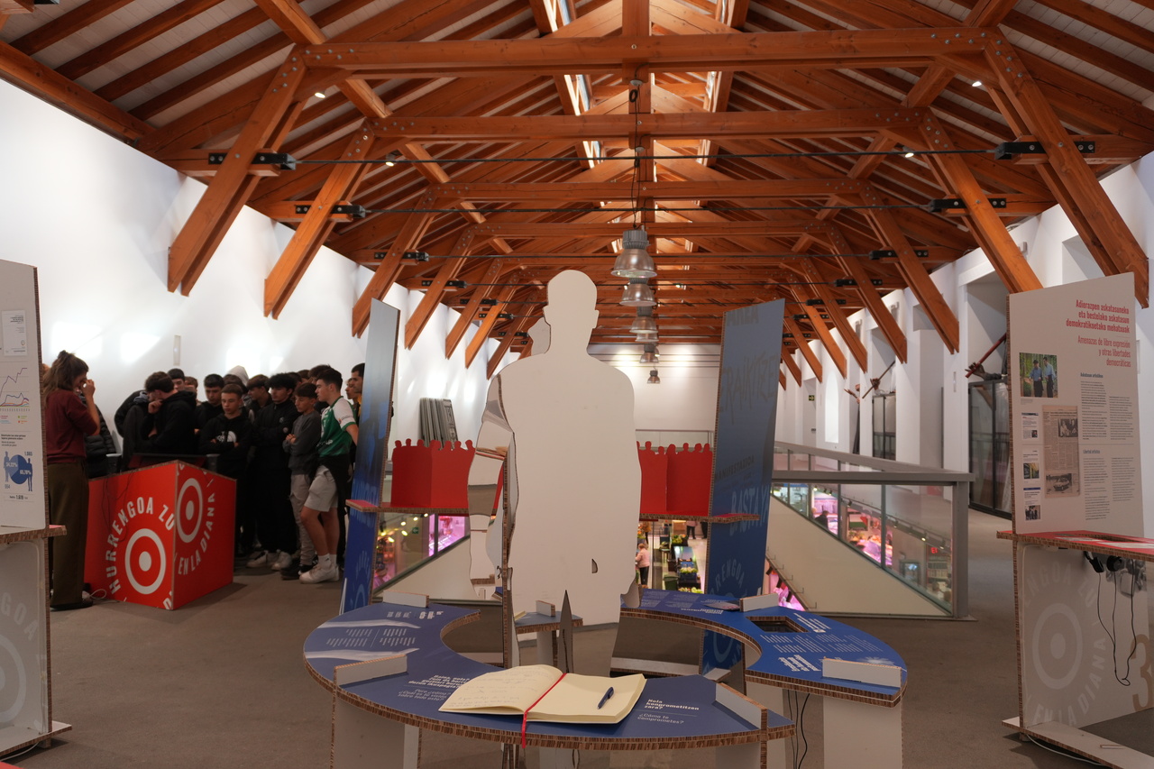 “Hurrengoa zu. En la diana” erakusketa Zarauzko merkatu plazan