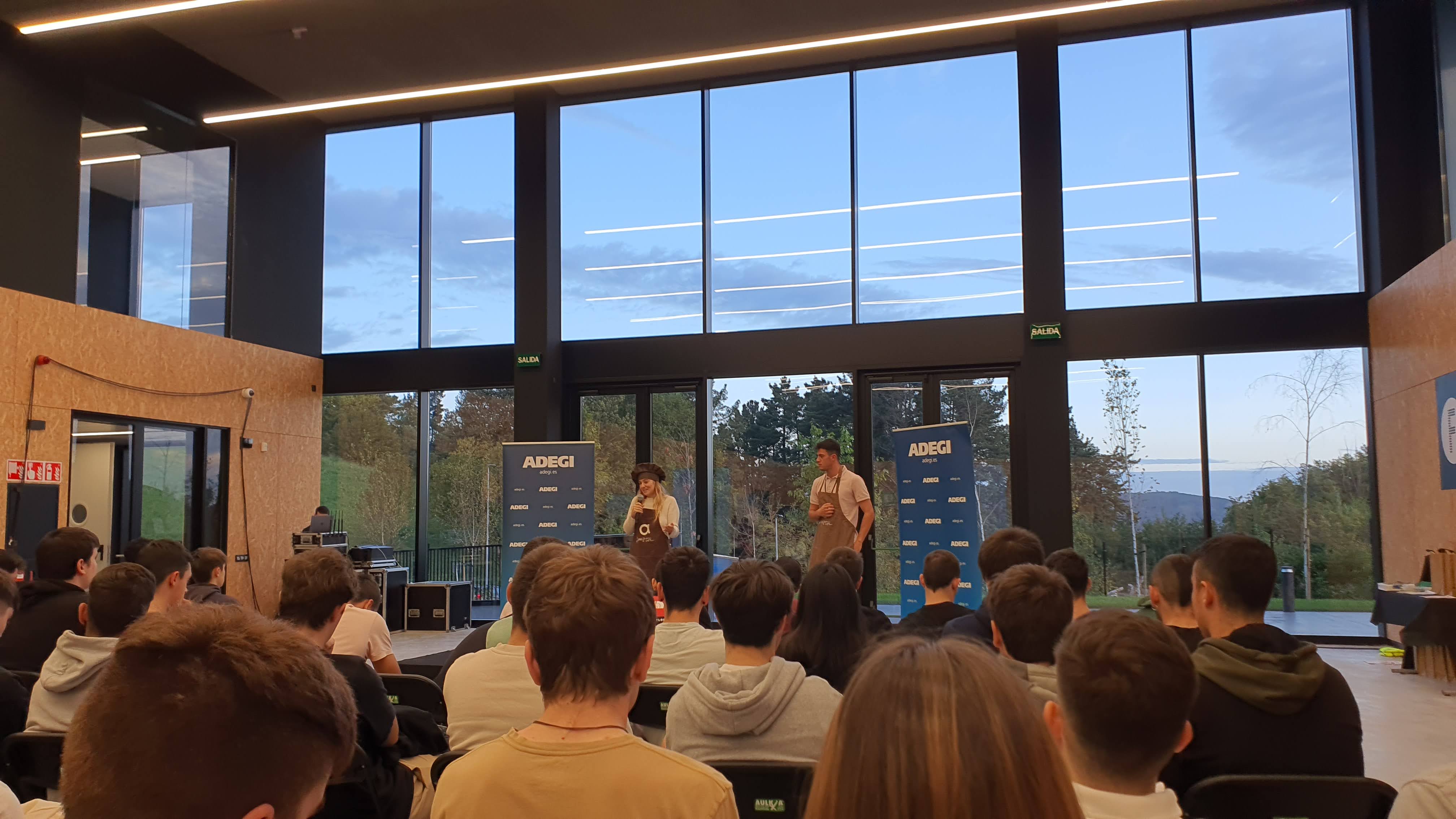 Oteitzan Batxilergoa egindako ikaslea Ameztoi enpresa aurkezten