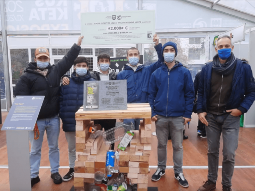 Aurten 1. Diseinuko ERIK ALDABALDETRECU, JUAN ARAOLAZA, CARLOS INCERA, OIER MARTINEZ eta IKER MORENOk “Ekonomia Zirkularra Modelatzen” eskultura lehiaketan parte hartu dute eta eta 2.000 euroko saria jaso dute.