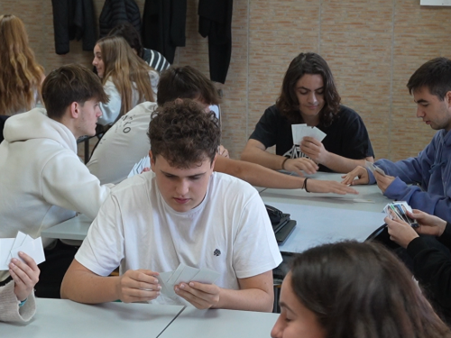 Ikasleak karta jokoan